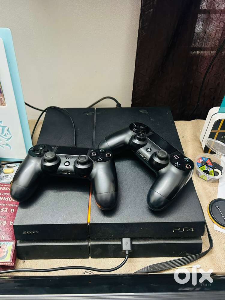 PS4 1TB + 2 Controllers – Excellent Condition!