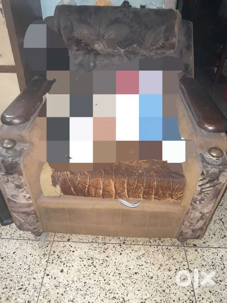 Old sofa lakhri ka