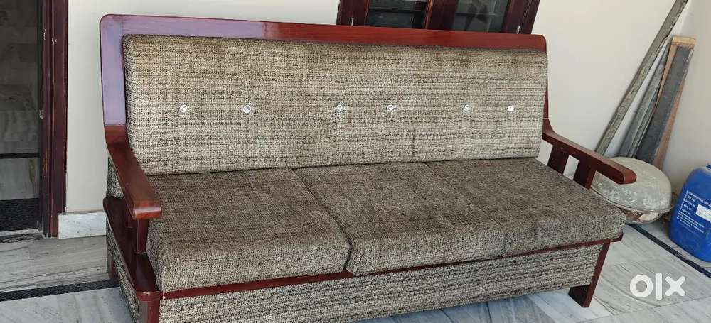 5 Seater Wodden Sofa With wodden Table