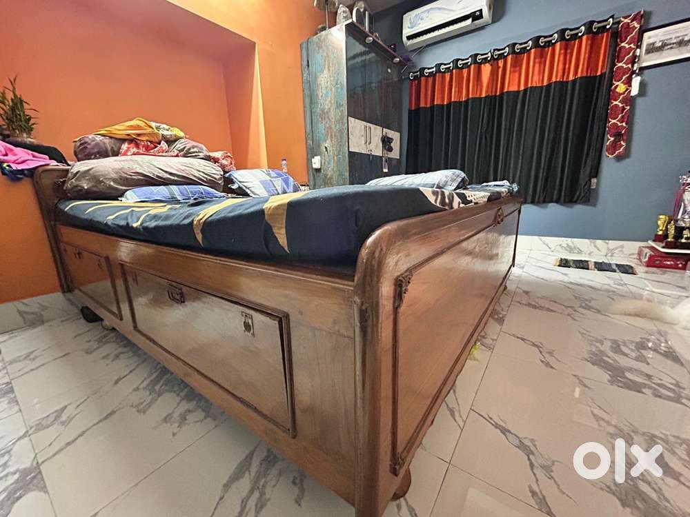Hurry up…Shegun wood king size bed with mattress