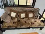 8 साल पुराना Wooden Sofa Set (3+1+1) – अच्छी कंडीशन, ₹8500