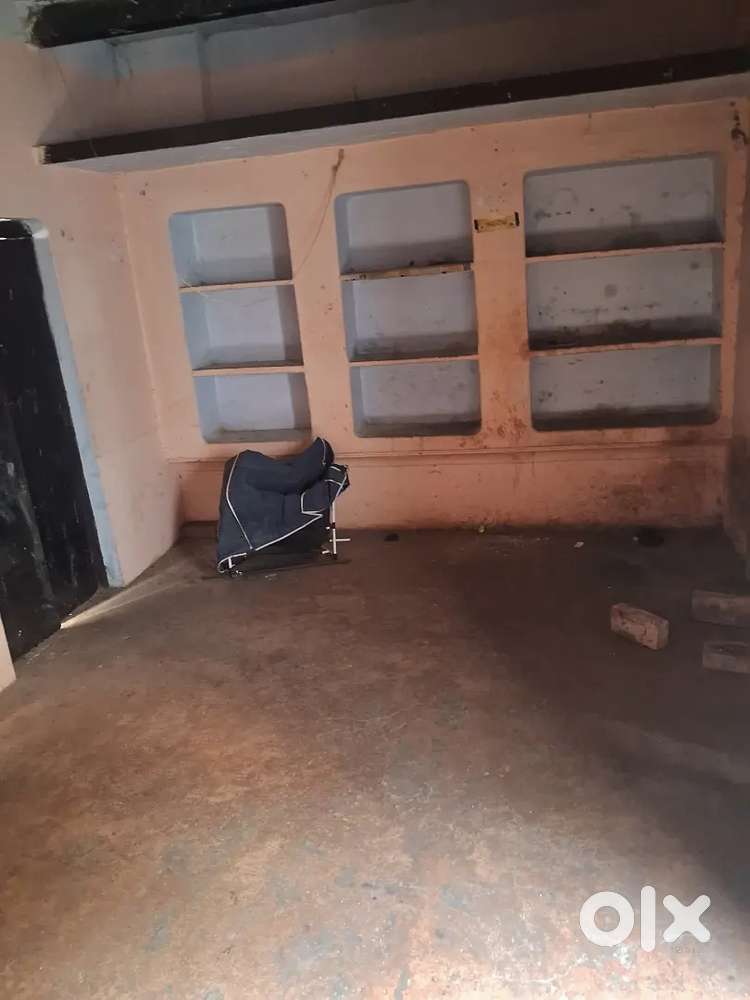 2nd floor h aamne samne 2 room hai...toilet bathroom attached h