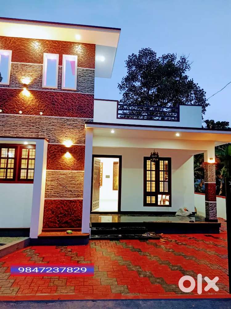 Paruthumpara - Channanikkad - 5.5 Cent , 1250 Sq , 3 Bed Room New Home