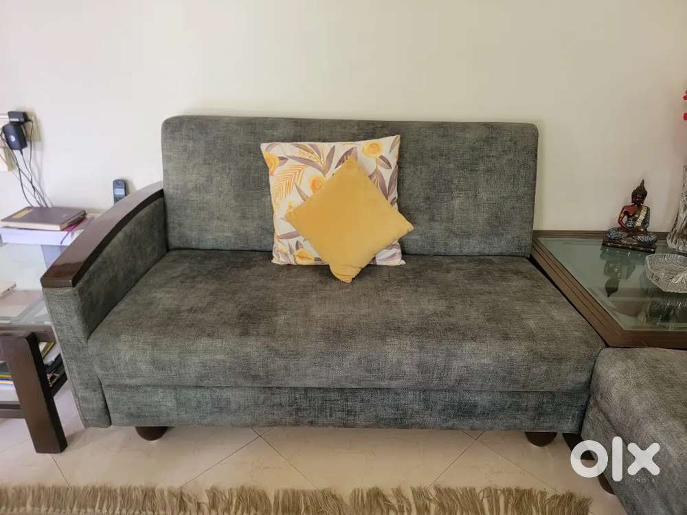 8 seater sofa & 2 puffy's