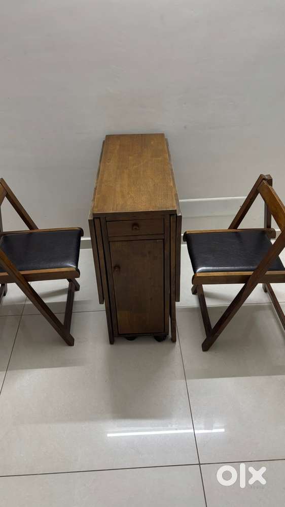 Foldable 4 sitter Dining table with chairs