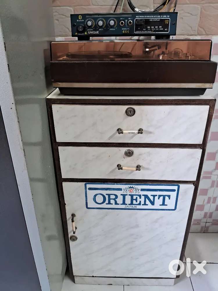 Philips Hi Q international Record player and Original Hi Q Speakers.