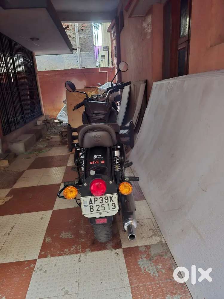 Royal Enfeild classic 350 pure black