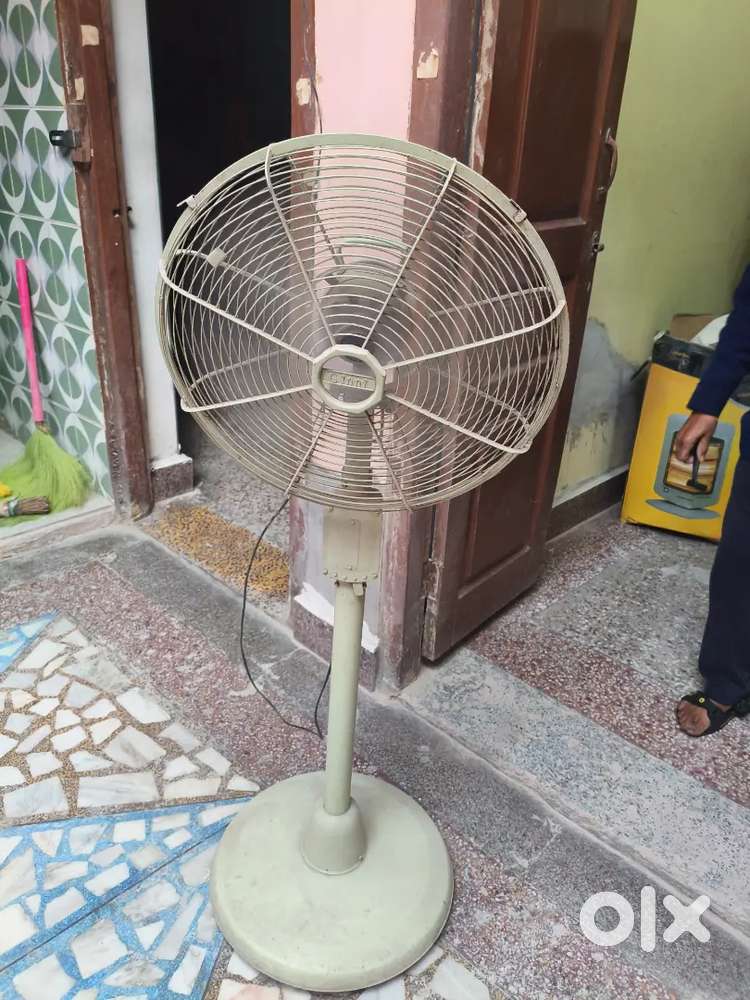 CINNI branded pedestal fan