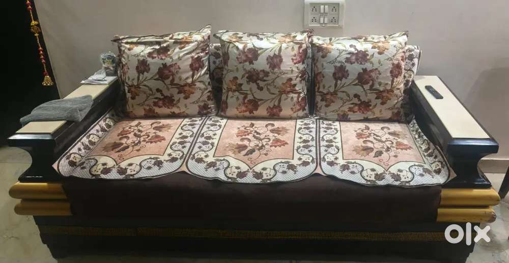 9 seater sofa set with table