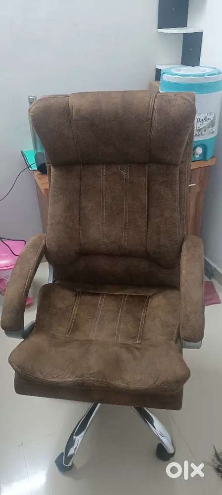 1 Biss chair  , 2 visitor chair, 1 office table