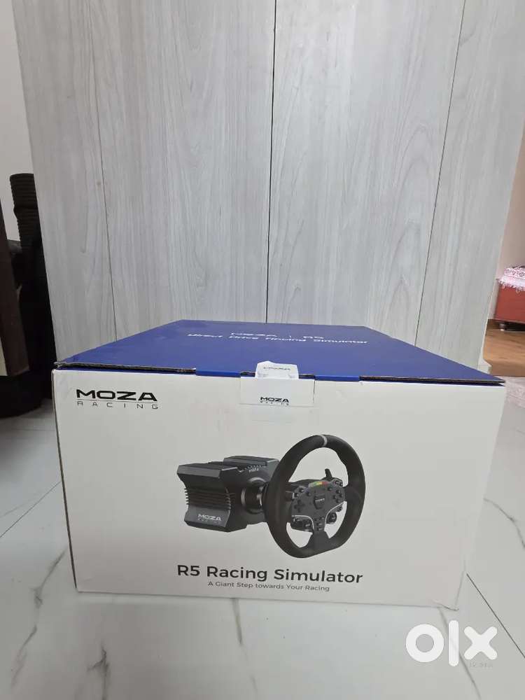 Moza R5 Steering Wheel Bundle. Includes Steering Wheel, Mount &Pedals.