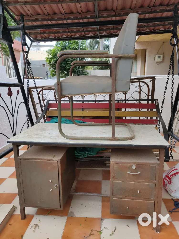 ઓફિસ ટેબલ વેચવાનું છે