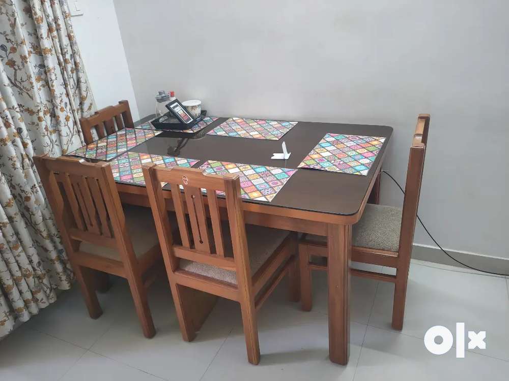 6 seater(4 chair+ bench) dining table