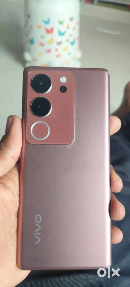 ViVo V29 (8+8+128gb) well maintenance no damages  look like new mobile