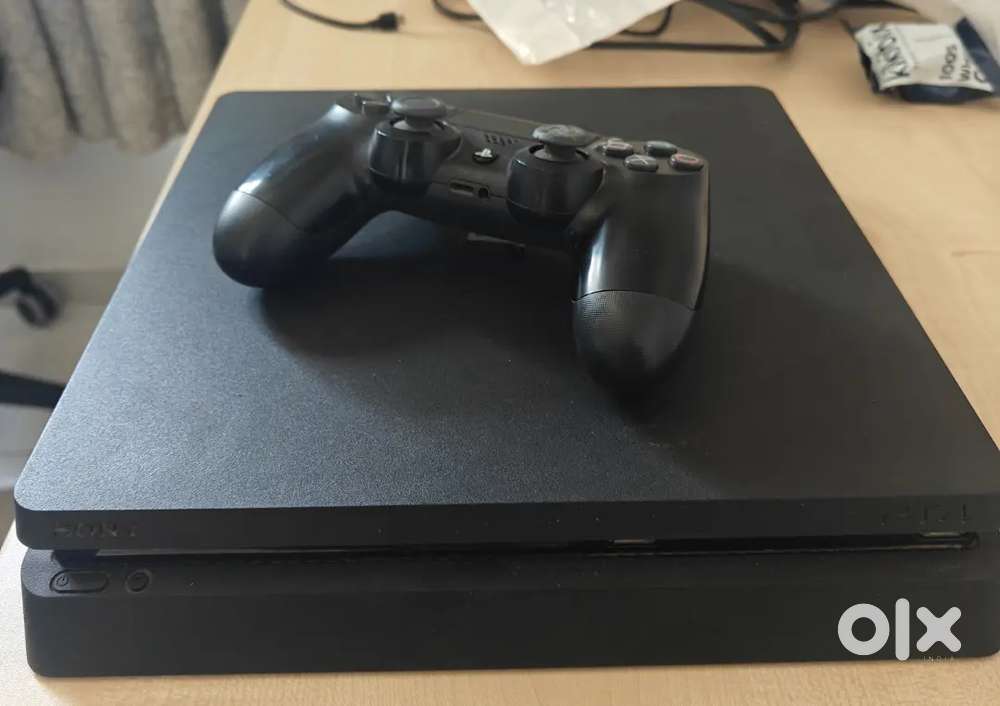 Very well maintained PS4 SLIM for sale - 500 GB