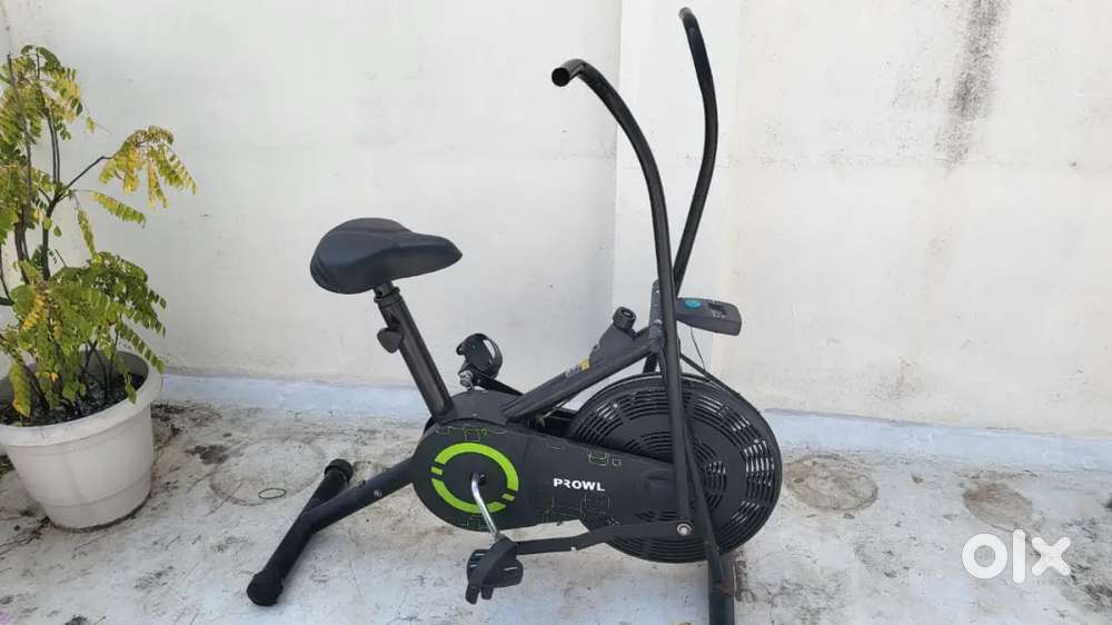 Stationary exercising cycle