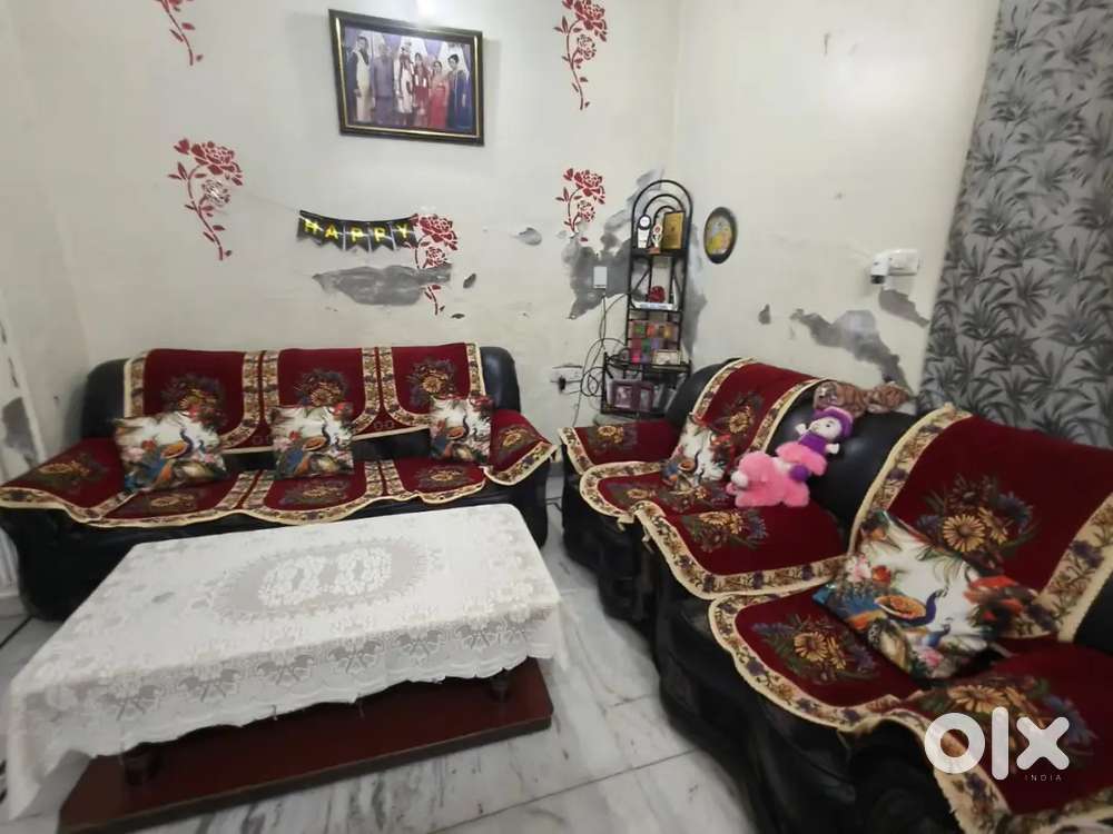 5 seater well maintained sofa set with table