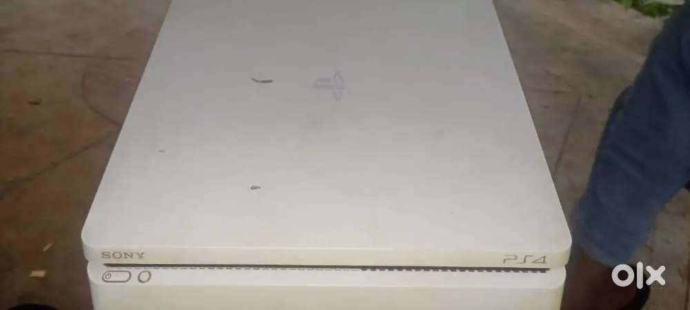 PS4 slim white color