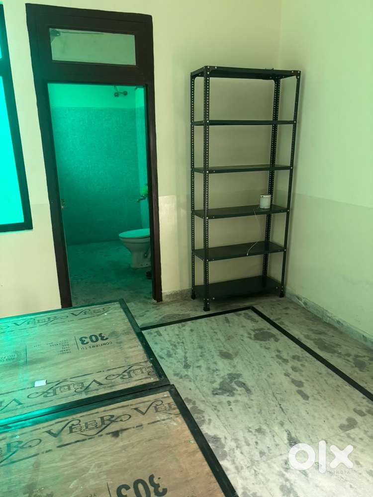 Boys and girls room available for rent