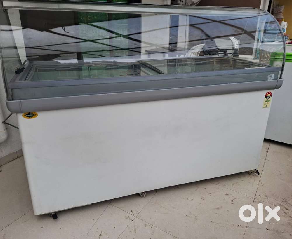 Western, 550L Glass-top with inclined curve glass display freezer.