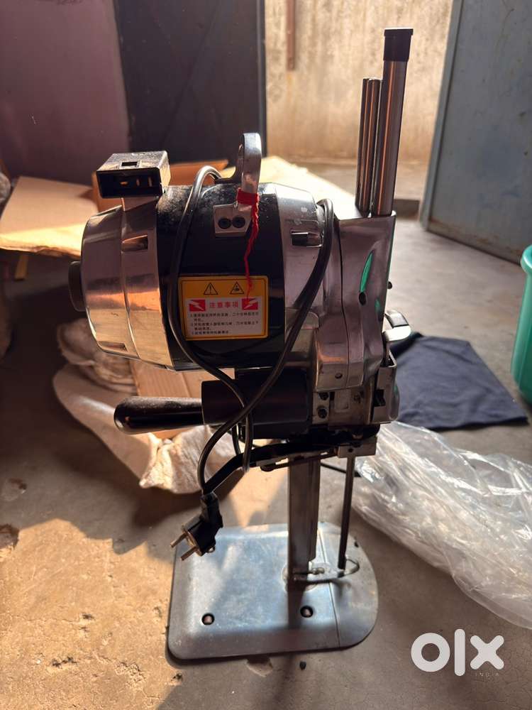 Clothes cutting machine