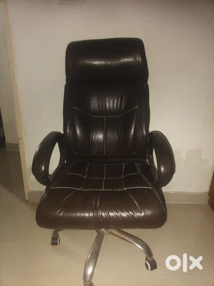Frides selling price 4000 office chair