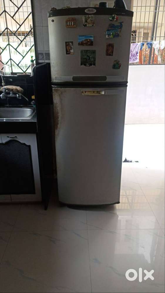 WHIRLPOOL DOUBLE DOOR FRIDGE 250 LTR