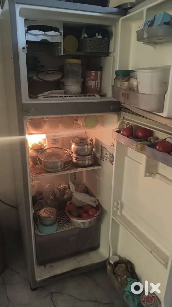 Double door refrigerator