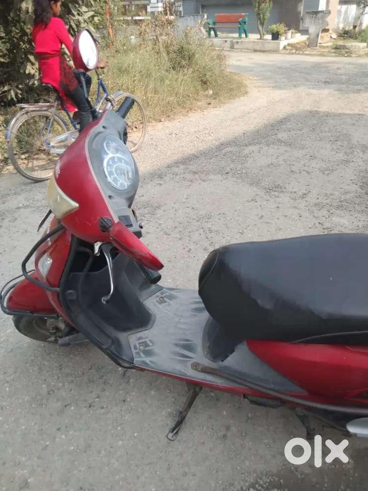 Honda pleasure red colour