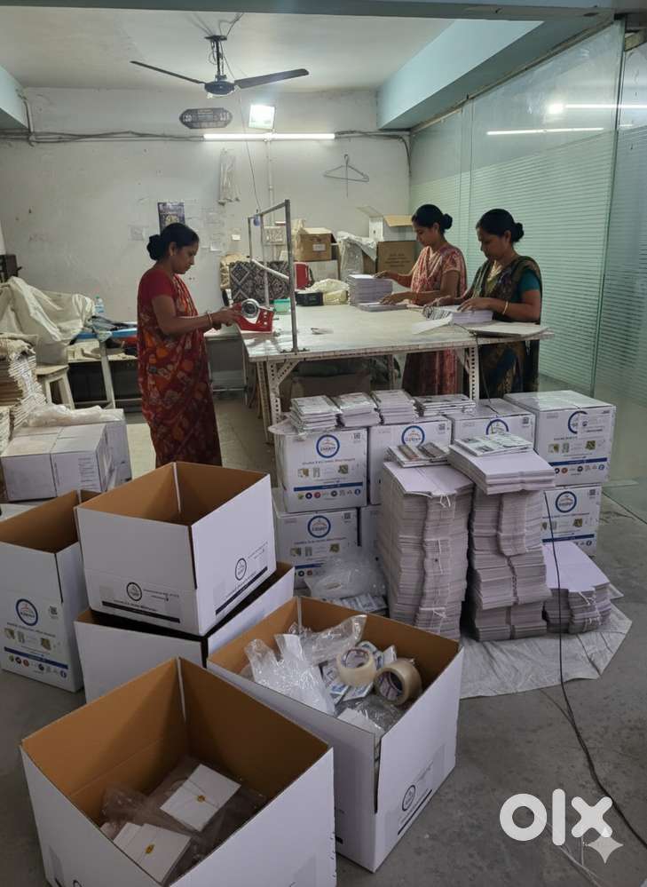 Female staff For Packaging