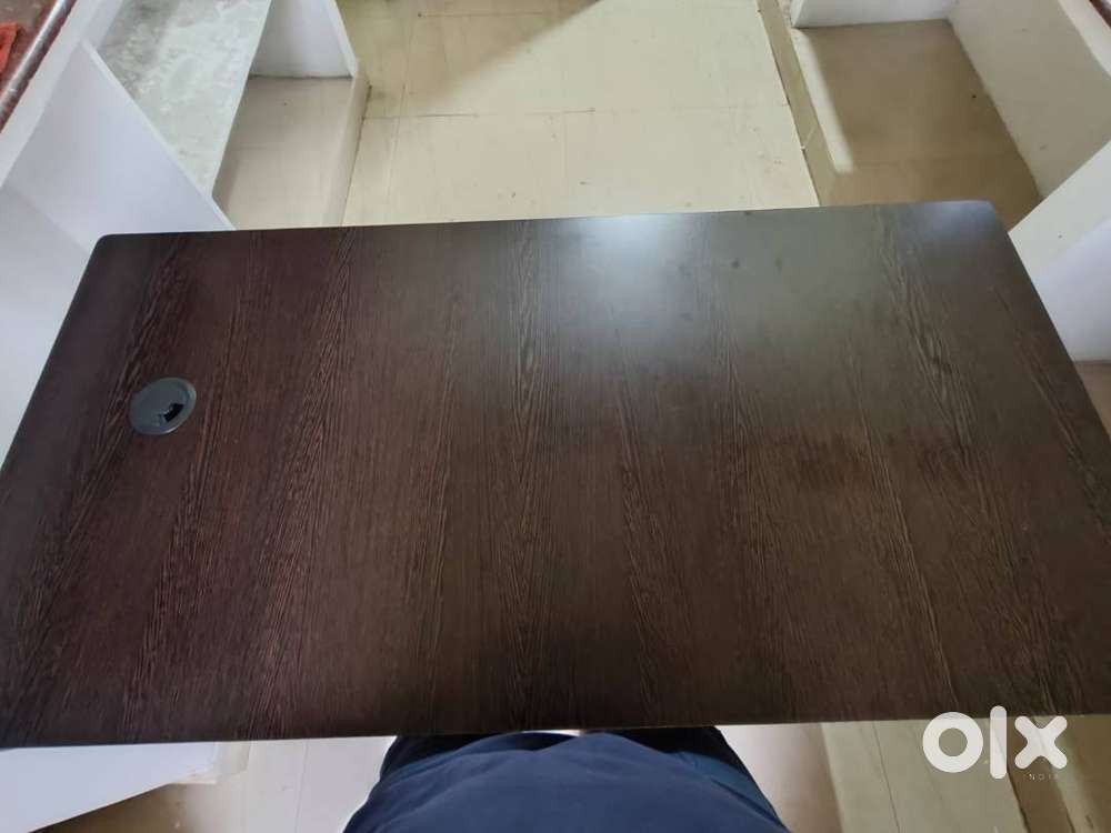 COMPUTER TABLE/OFFICE DESK WITH REVOLVING OFFICE CHAIR