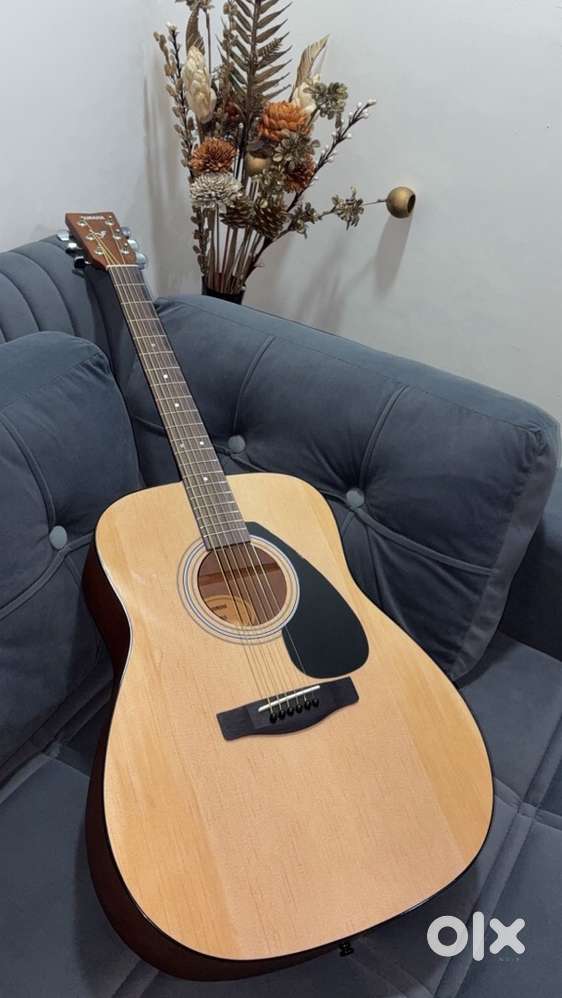Yamaha f280 acoustic guitar beige 1month old with pick set.