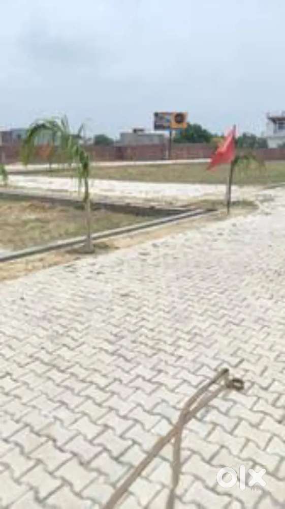 गैटेड सोसाइटी मे प्लाट ले आउटर रिंग रोड पे खुर्दही मार्केट के पास