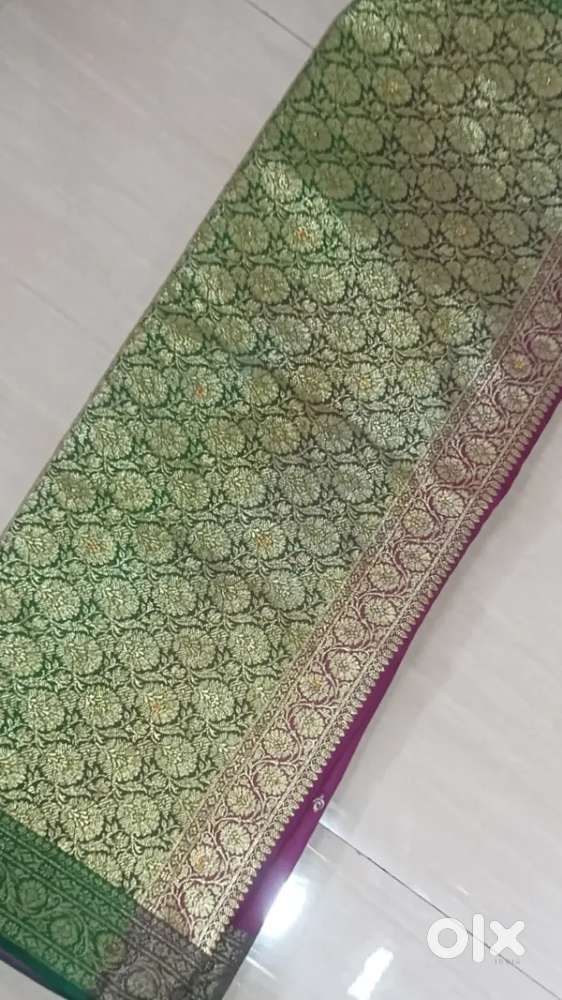 जड डिझायनर सिल्क साडी (रेडी ब्लाऊज 32 size) – डागामुळे स्वस्त!