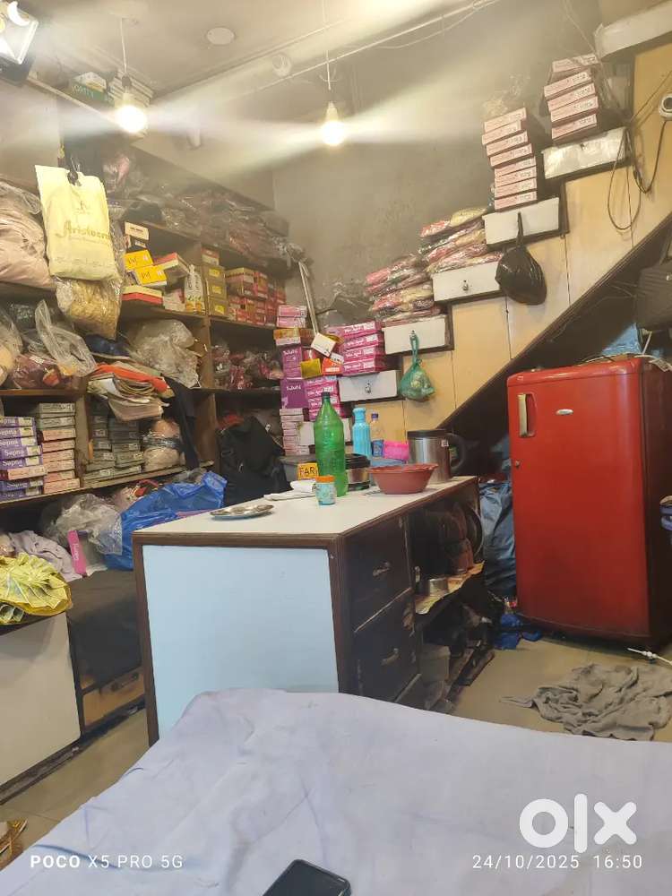Dukan par kam karne ke liye ladki ki jarurat hai