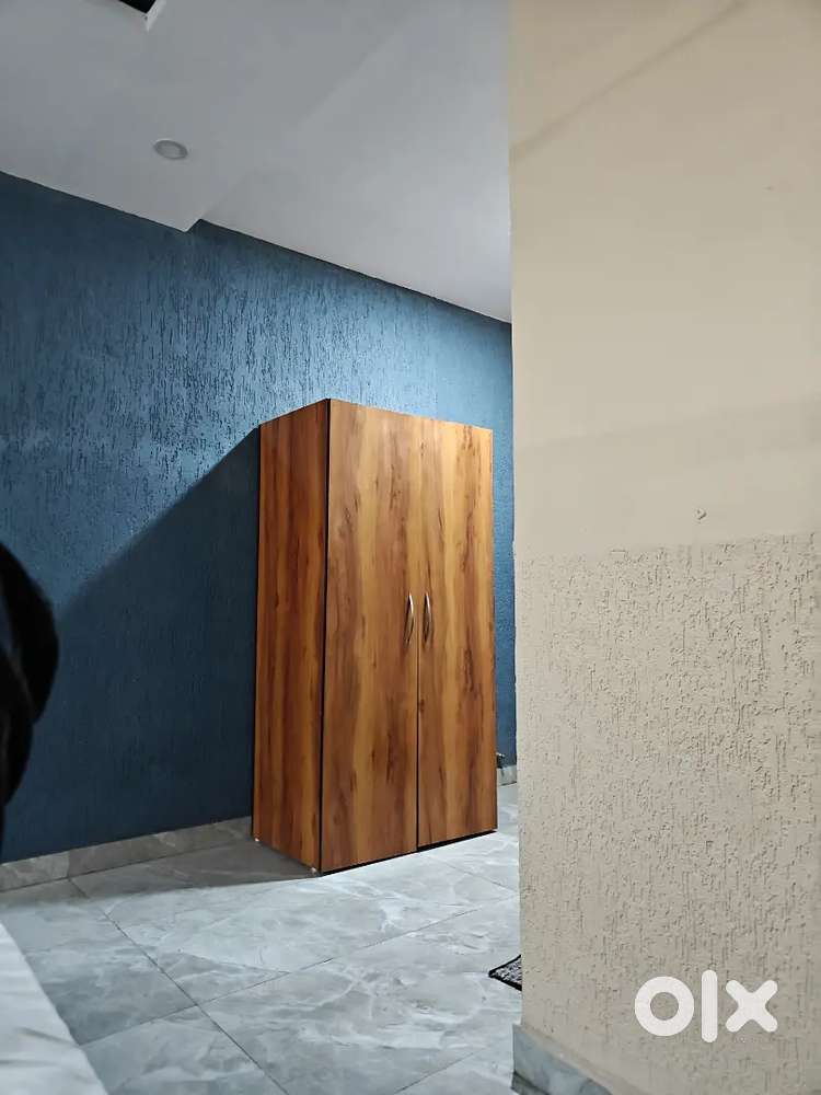 साफ सफाई एवं रिसेप्शन के लिए लड़कों की आवश्यकता।