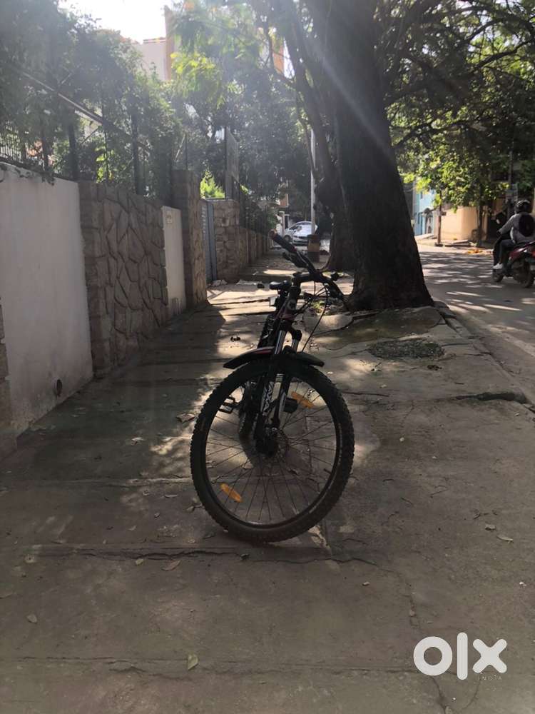 Vaxa Hydraulic suspension, tektro disc brakes, Acera 24 gears, 29” rim