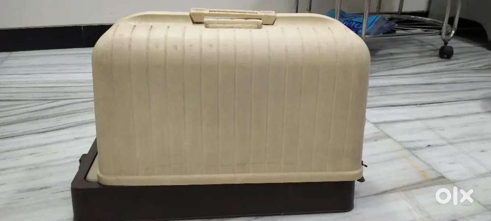 Singer multipurpose machine with cover and hand pedal or foot pedal