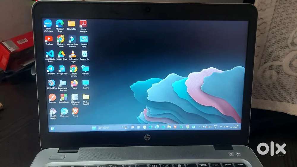 LAPTOP•i5 6th gen • 8gb ddr4 •256gb SSD• CLEAN AND MAINTAINED