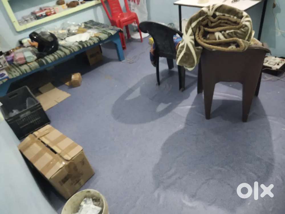 Ghar pura saf hi  aur usme math biccha hua hi fan lga hi