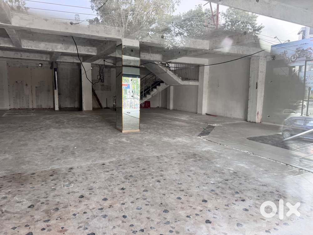 this is 2700 sqft ground floor main chakrata road avilable for rent