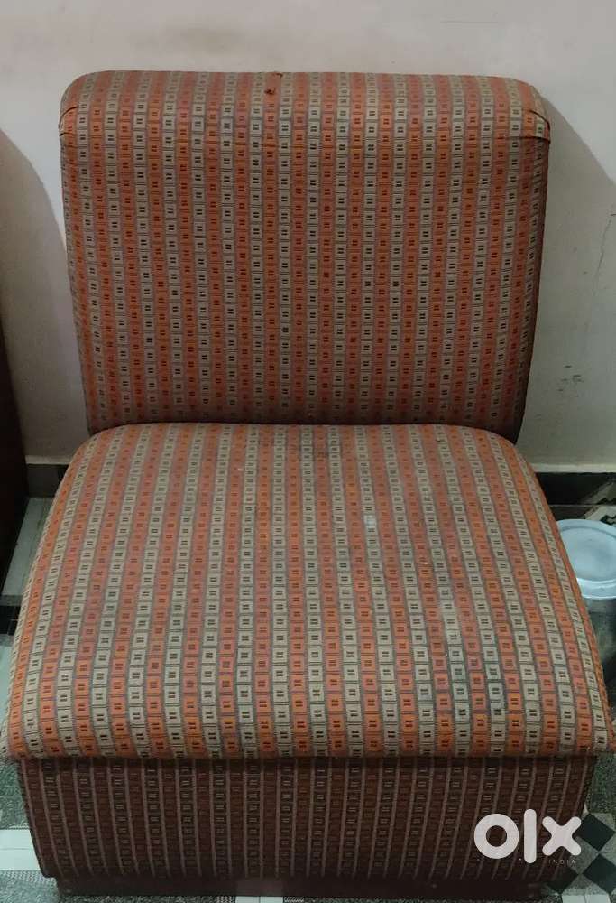 1 seater sofa bechna 2 sofa hai