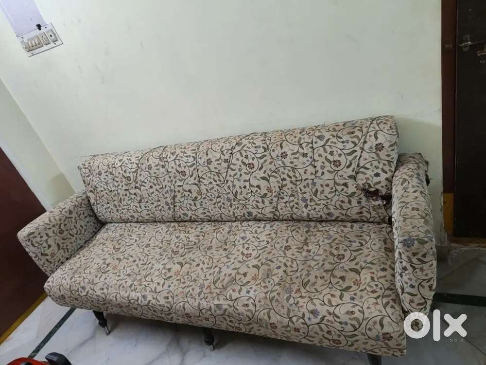 Selling a 3-seater sofa set (old model).