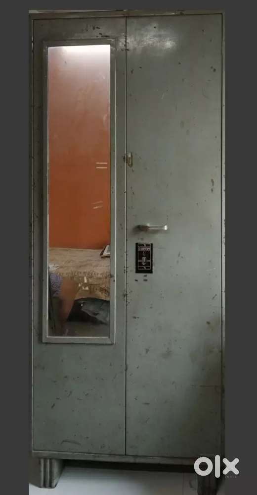 2 steel cupboards with mirror. 5k each