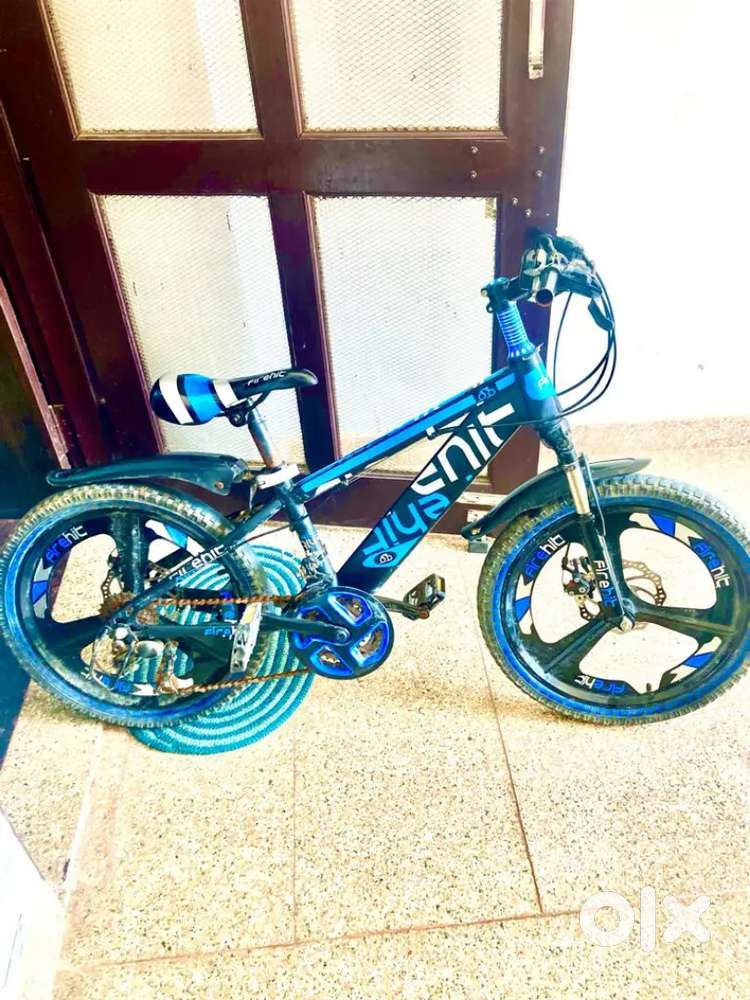 7 gears and 2 disk breaks and one soccer 3 months old cycle