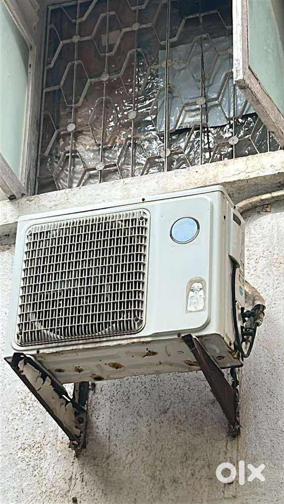 Llyod Inverter AC - 1 ton - 3 star - Best condition