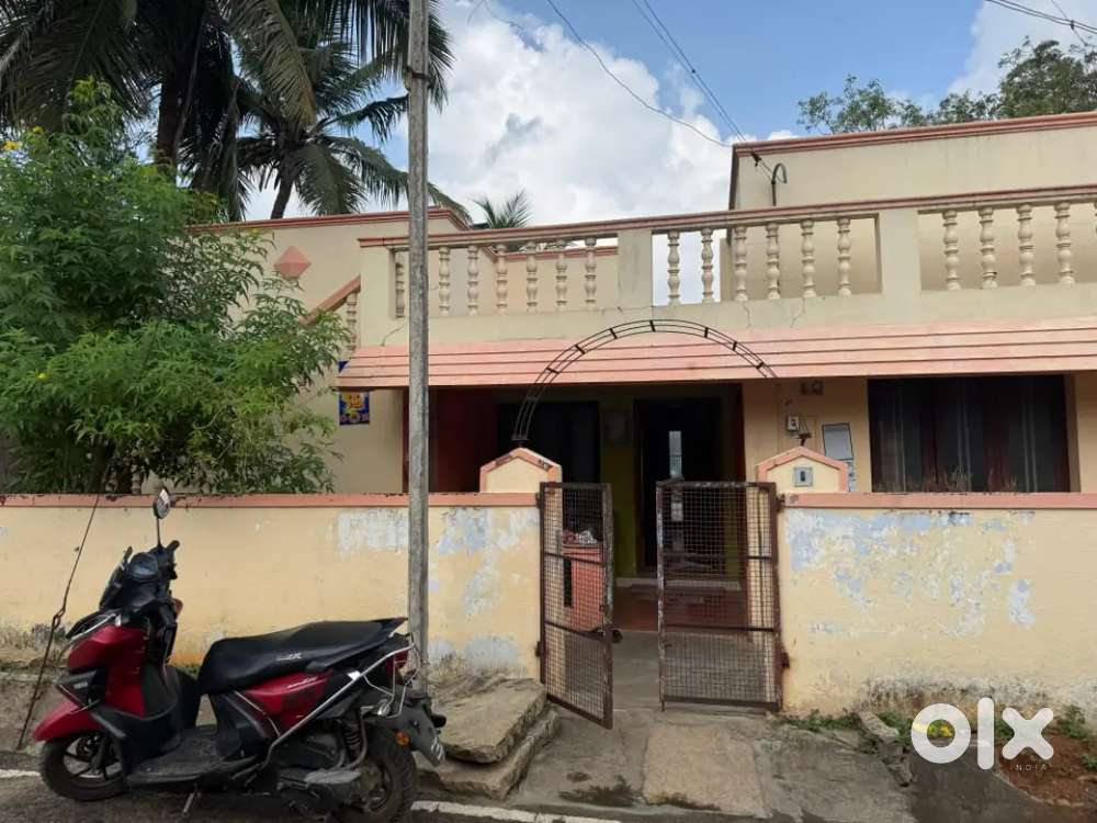 House with 2400 sq ft with 1150 sq ft house balance empty.