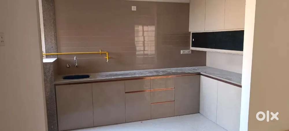 Renting Spacious 3 BHK 960 sqft + personal foyer  at Shela VIP Road