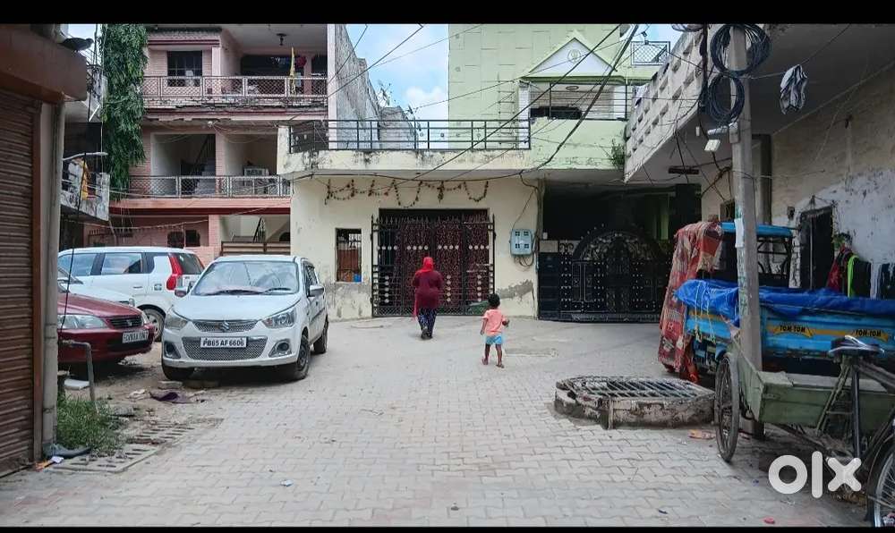 300 gaj semi constructed old house for sale