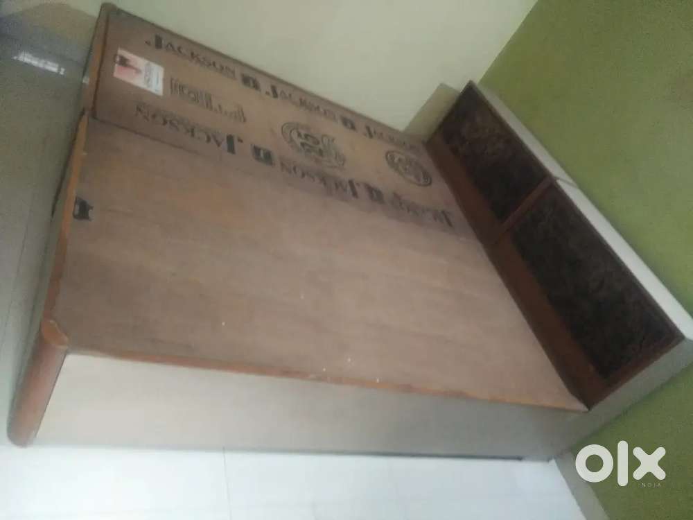 डबल बेड पलँग बेचना है गड्ढे सहित कालानी नगर